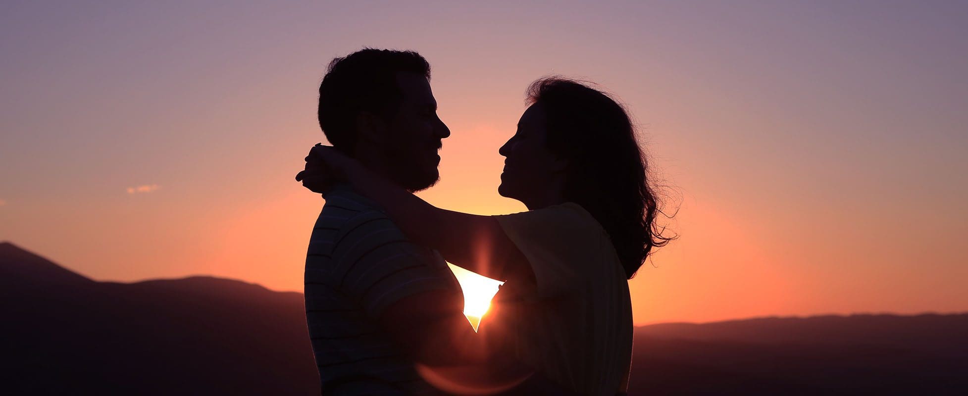 couple silhoutte during sunset